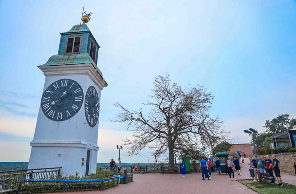 Foto: Sturmbeschädigte Burg Petrovaradin, in der die Bürger aufgefordert werden, das Umhergehen einzuschränken