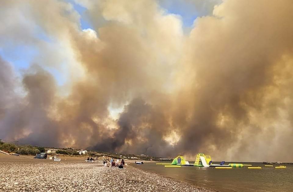 VIDEO: Požar na Rodosu i dalje van kontrole, evakuisano 30.000 ljudi, a za danas najavljeno 45°C 