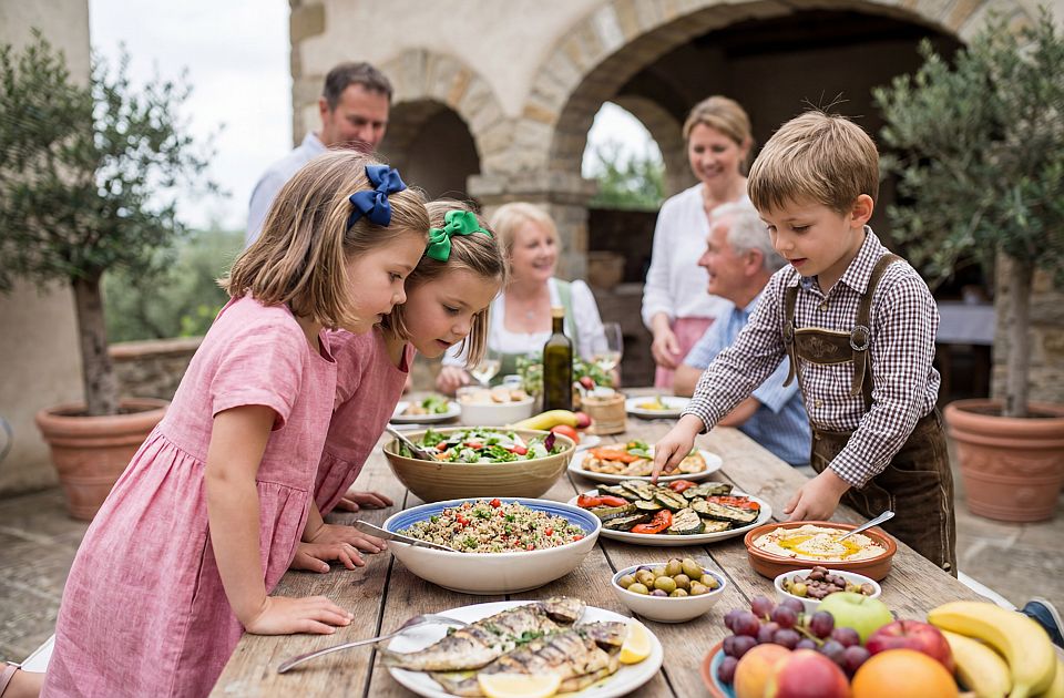 Porodični obroci bez drame: Zašto su važni i kako ih organizovati?