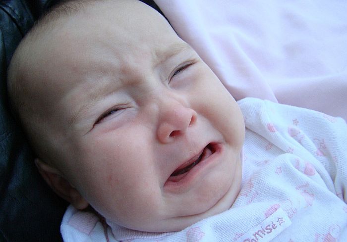 Beograđanka uhapšena zbog grubog prebacivanja bebe iz ruke u ruku