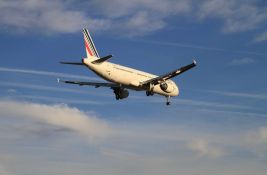 Avion Er Fransa prizemljen posle samo nekoliko minuta jer se zapalio deo letelice