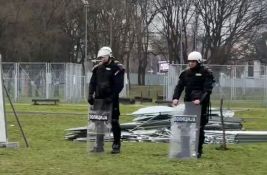 VIDEO Protest zbog planiranog Akvarijuma: Kordon policije brani ogradu, građani kažu 