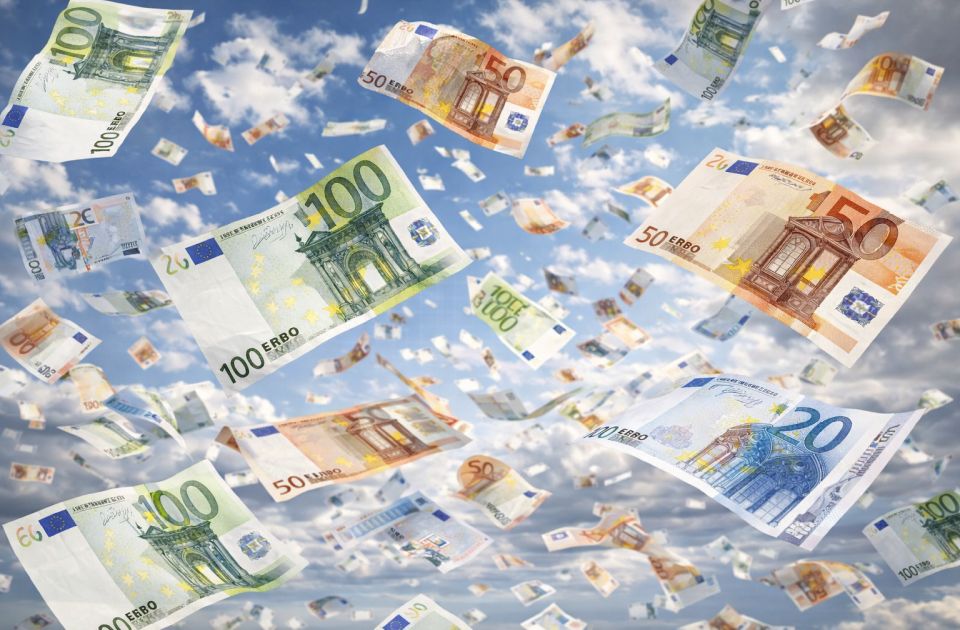 VIDEO: Influenser bacio 10.000 evra sa balkona u Beču, prolaznici se otimali