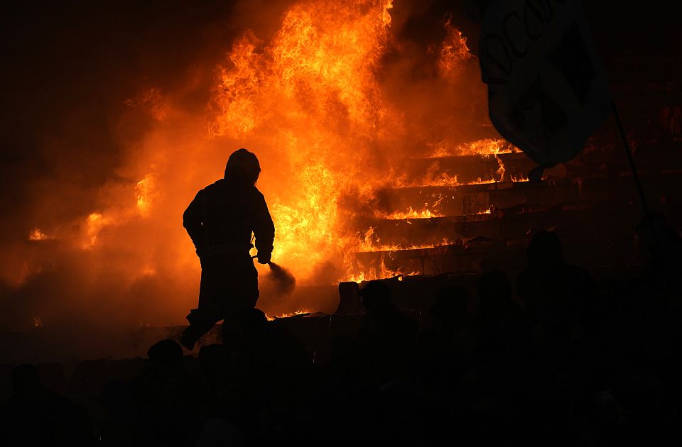 Požar na tribini tokom derbija: Navijači Partizana palili sedišta, Zvezda pobedila