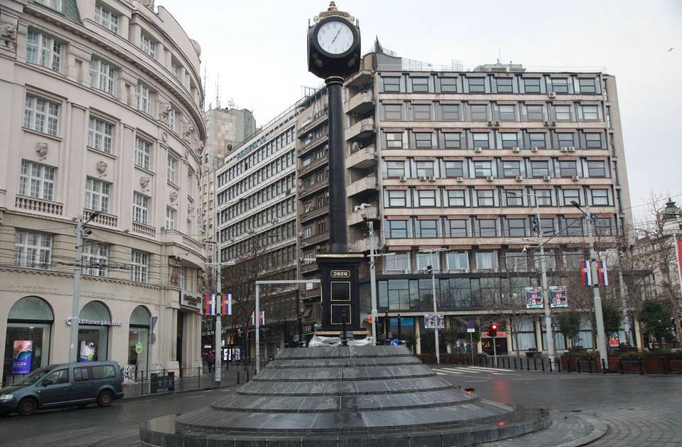 FOTO: Sat od sedam i po tona postavljen na kružnom toku na Trgu republike u Beogradu