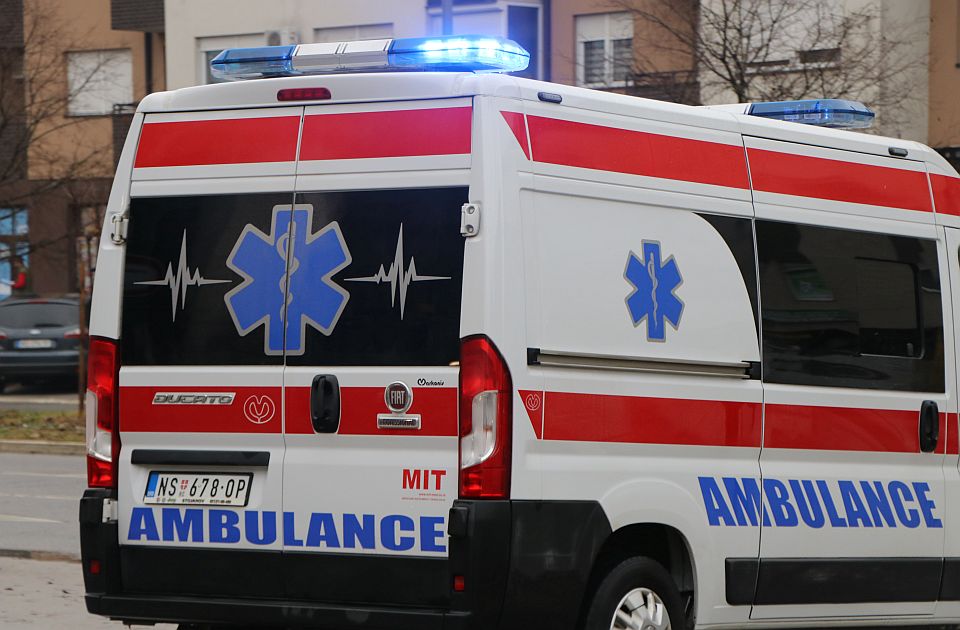 Pešak oboren u Kovilju, stariji muškarac povređen u sudaru vozila u Sremskoj Kamenici