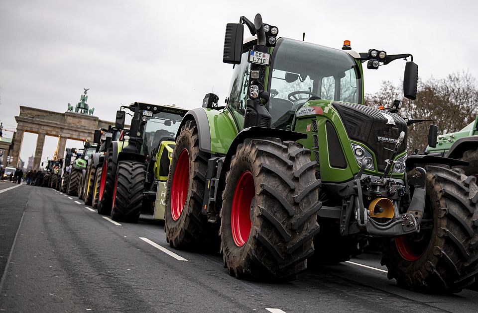 FOTO, VIDEO: Nezadovoljni poljoprivrednici dovezli traktore u centar Berlina