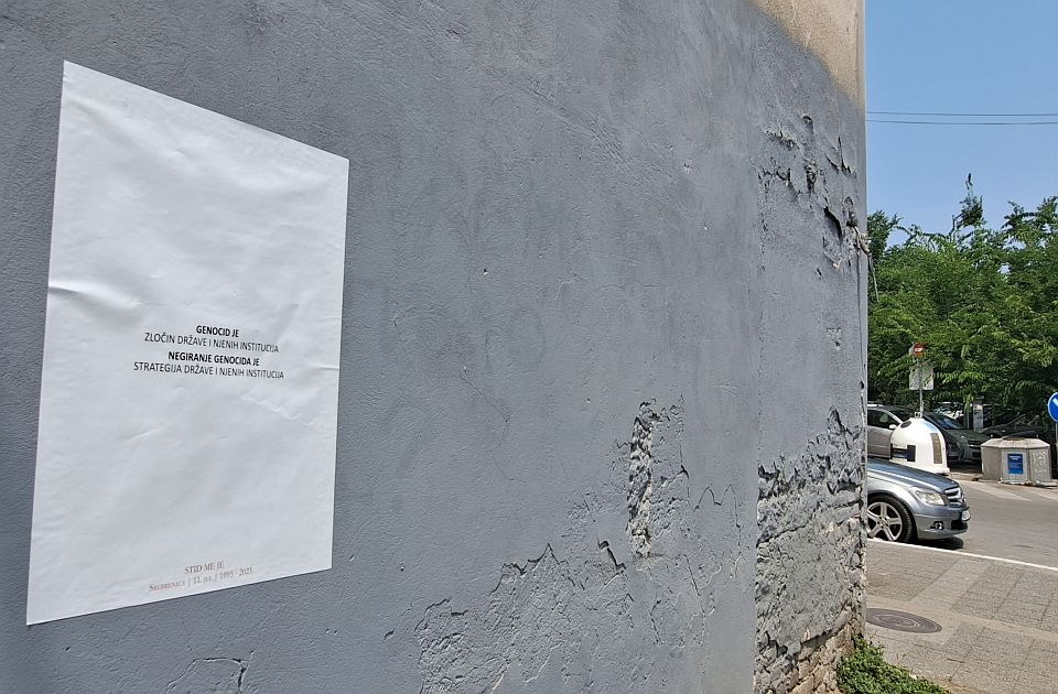 FOTO Plakati o genocidu u Srebrenici na zidovima u Novom Sadu: "Stid me je"