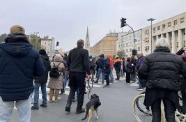 FOTO Skup podrške Hrki i Jaćimovićima: Građani kod Banovine odaju poštu stradalima u padu nadstrešnice