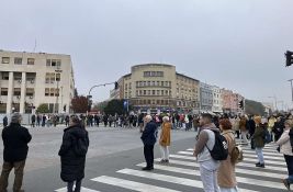 VIDEO Skup podrške Hrki i Jaćimovićima: Građani kod Banovine odaju poštu stradalima u padu nadstrešnice