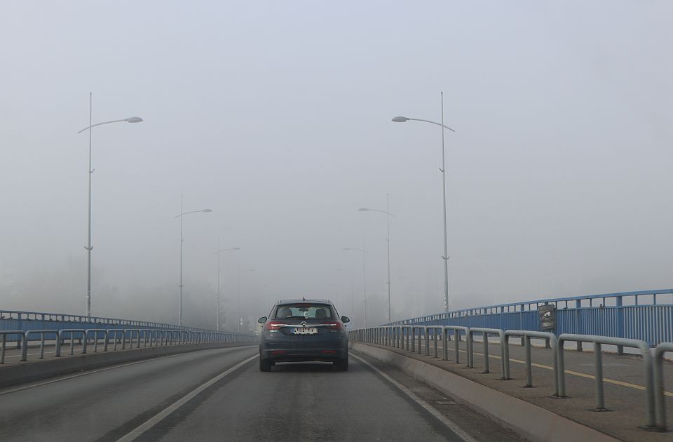 Magla pravi probleme u saobraćaju širom Srbije, na beogradskom aerodromu letovi kasne i po šest sati