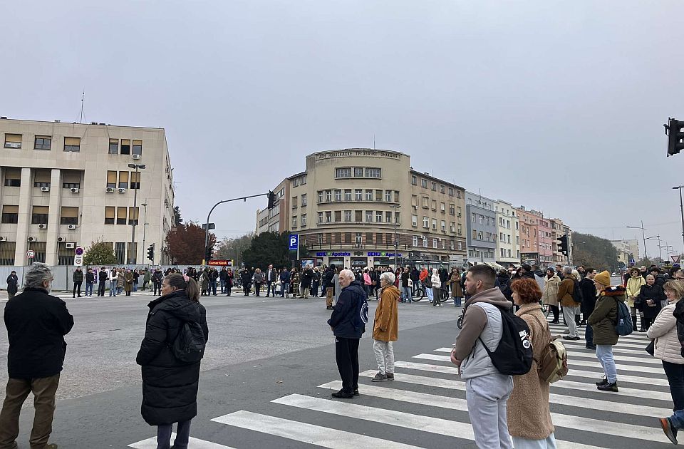 VIDEO Skup podrške Hrki i Jaćimovićima: Građani kod Banovine odali poštu stradalima u padu nadstrešnice