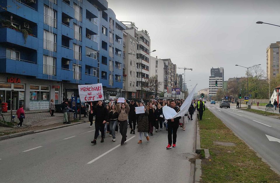 VIDEO Skup podrške Hrki i Jaćimovićima: Novosadski srednjoškolci u protestnoj šetnji ka Banovini