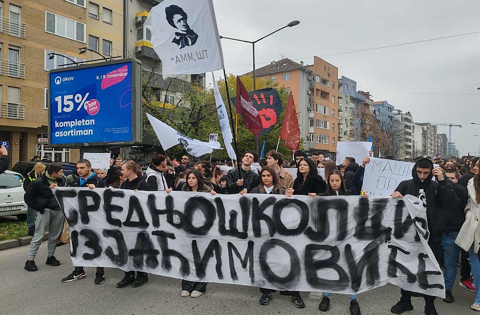 UŽIVO VIDEO Skup podrške Hrki i Jaćimovićima: Novosadski srednjoškolci u protestnoj šetnji