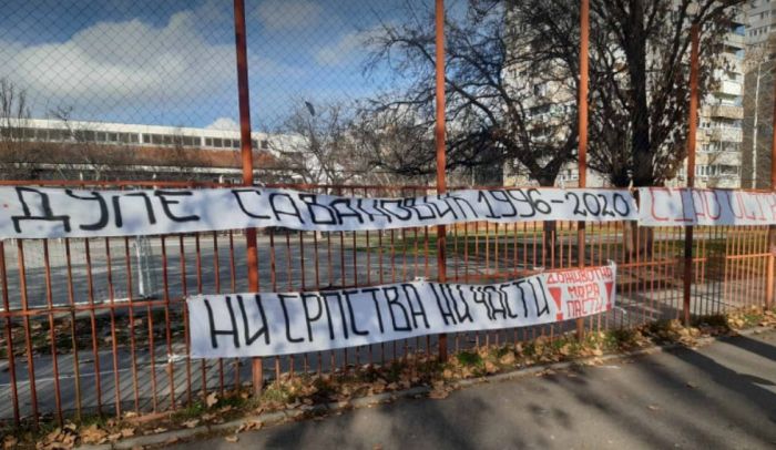 FOTO: Na ogradi novosadske škole okačen transparent ubijenom 