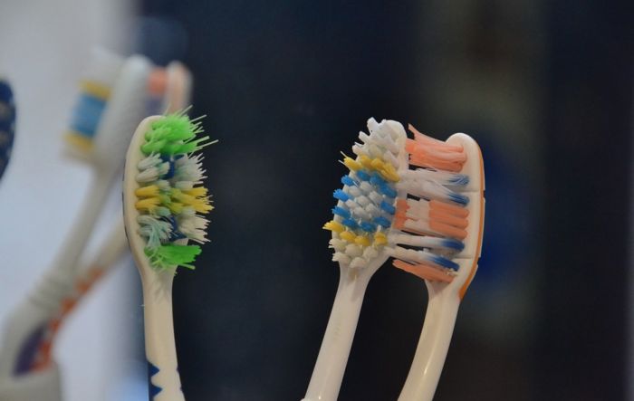 VIDEO: Zubar pokazao kako pravilno očistiti četkice za zube