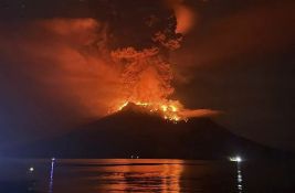 VIDEO: U Indoneziji nakon erupcije vulkana opasnost od cunamija, u riziku bar 1.500 ljudi