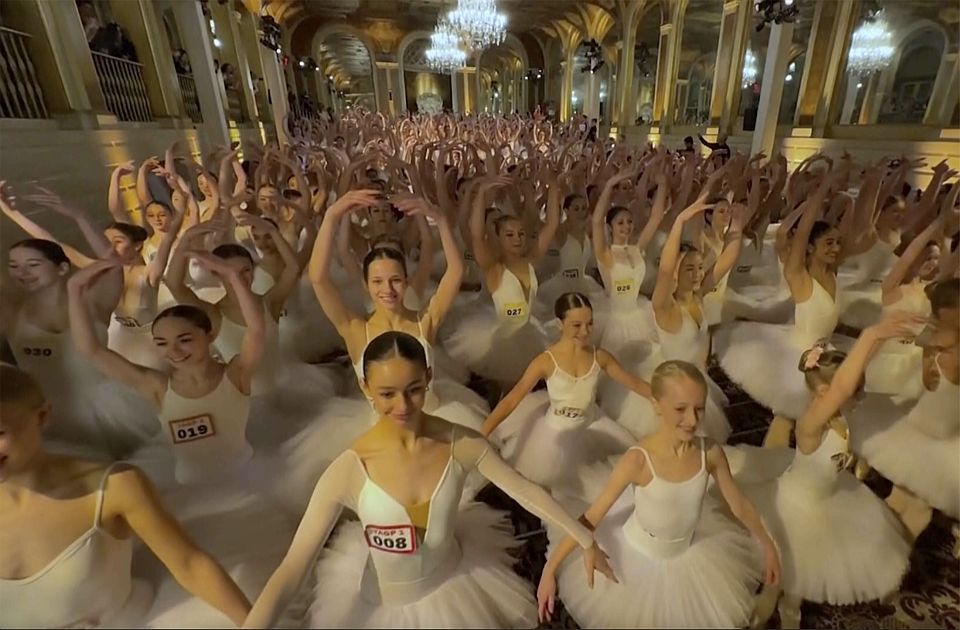 VIDEO: Više od 350 balerina oborilo rekord u plesu na vrhovima prstiju