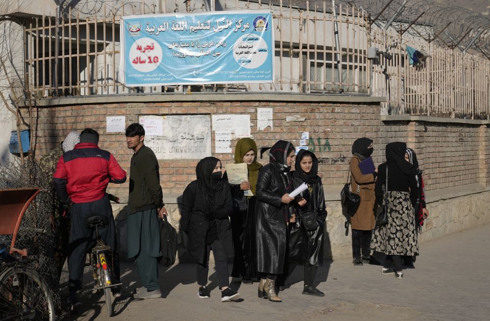 UN: Talibani podeljeni u vezi sa vraćanjem prava ženama i devojčicama 