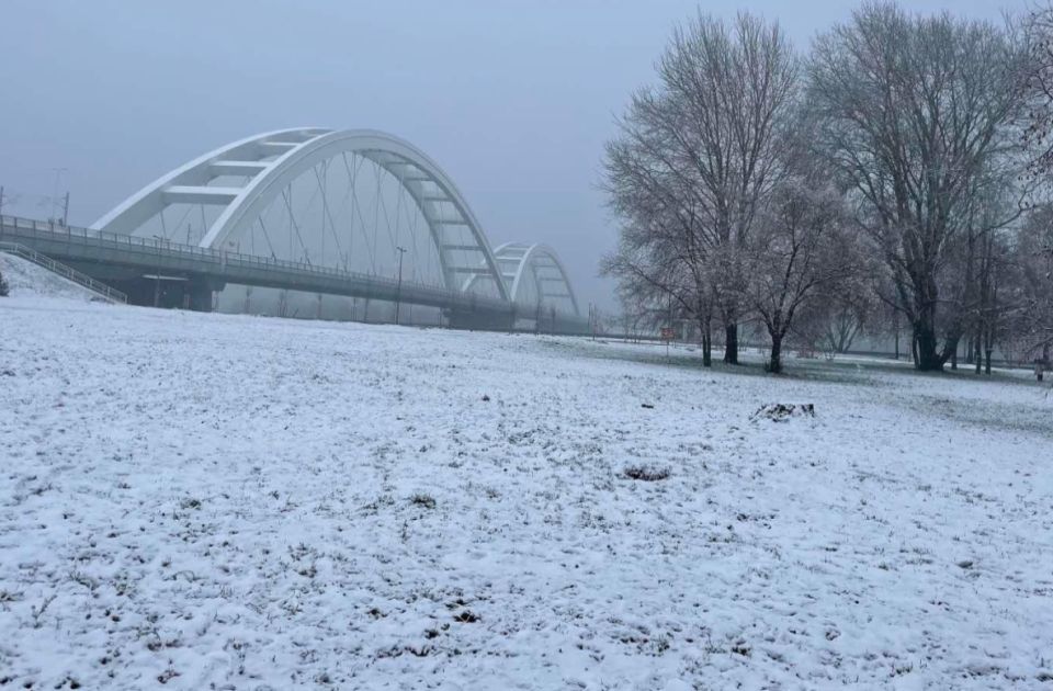FOTO: Sneg ponovo padao u Novom Sadu, svi putevi prohodni