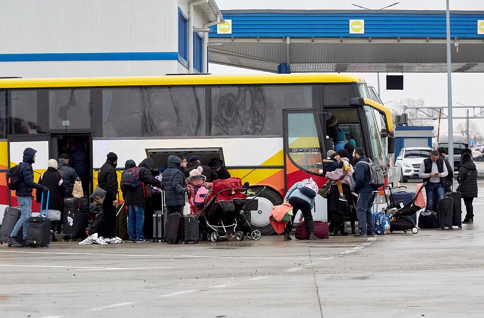 Dok svi beže ka Mađarskoj i drugim zemljama, jedna žena čeka voz za Ukrajinu