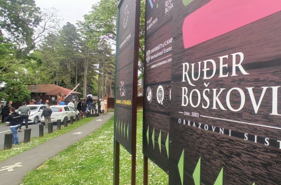 FOTO: Tinejdžerka u školi u Beogradu nožem posekla učenika i nastavnicu