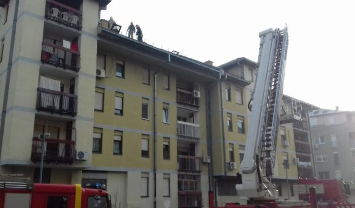 VIDEO, FOTO: Gorelo potkrovlje zgrade na Novom naselju, stanari evakuisani