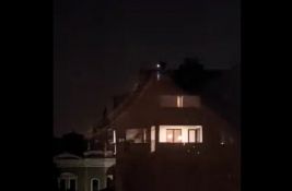 VIDEO: Čovek šeta krovom zgrade u Novom Sadu koju je oštetilo nevreme