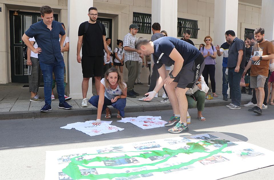 FOTO, VIDEO: Umesto protesta opozicija u NS napravila performans - farbom polili fotografije