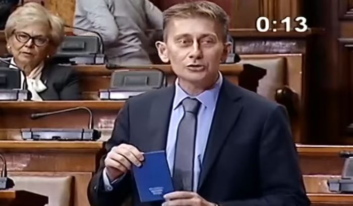 Martinović u Skupštinu doneo kopiju Nikolićeve diplome