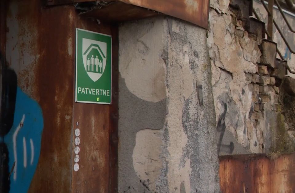 VIDEO: Letonija na zgradama postavila desetine znakova za skloništa VIDEO: Letonija na zgradama postavila desetine znakova za skloništa