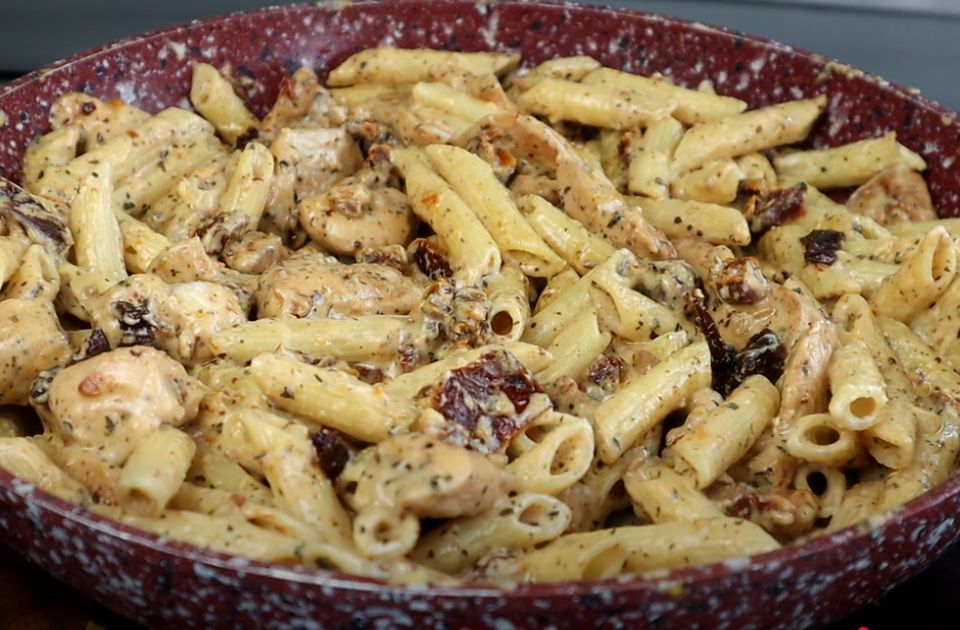 Predlog za ručak ili večeru: Kremasta testenina s piletinom i sušenim paradajzom