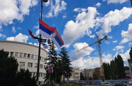 FOTO: Trobojke se vijore ulicama Novog Sada uoči proslave Dana zastave