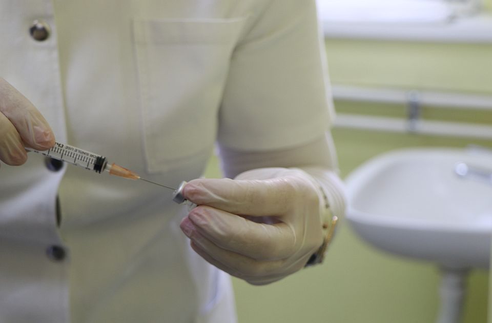 Broj vakcinisanih prosvetara stagnira na 50 odsto, Ministarstvo pokreće edukaciju o imunizaciji