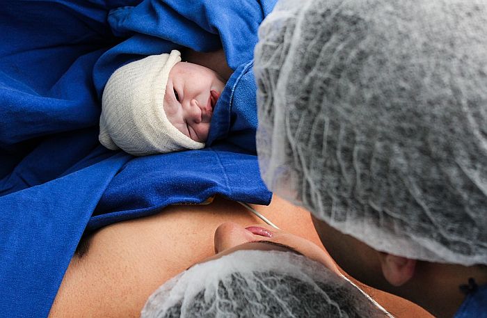 Držanje za ruku tokom porođaja smanjuje bol