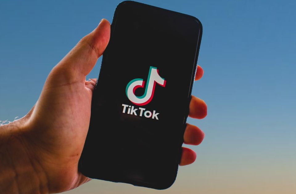 Evropska komisija: Tiktok mora da promeni dizajn zbog podsticanja zavisnosti kod dece