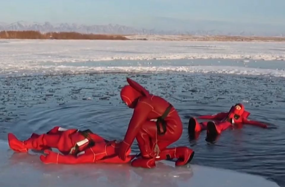 VIDEO: Turistički trend koji nije nov, ali je ponovo aktuelan - plutanje u ledenoj vodi 