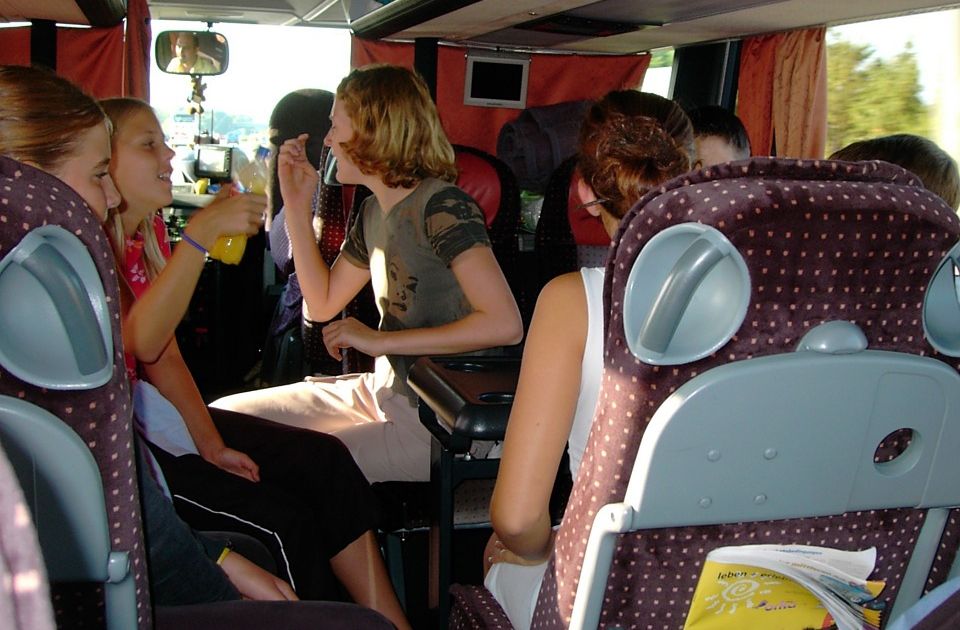 Prevozili decu u Jagodini: Prekršajne prijave zbog brojnih neregularnosti