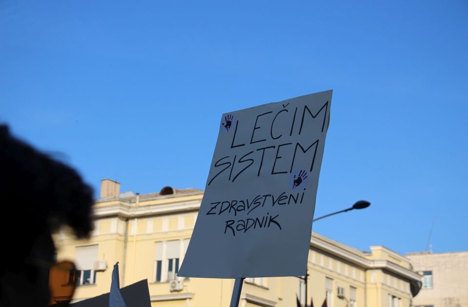 Održan skup podrške otpuštenoj sekretarki Medicinskog fakulteta u Beogradu