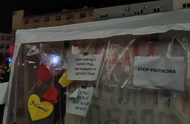 Kordon policije odgurnuo građane od Banovine, stigla šlep-služba da odvuče autobus