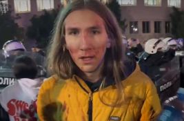 VIDEO: Ima povređenih u intervenciji policije kod Banovine, policajac udario devojku u glavu