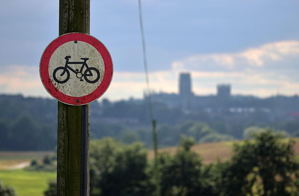 Britanija planira ozbiljne promene zbog bezbednosti biciklista: Suziće neke puteve