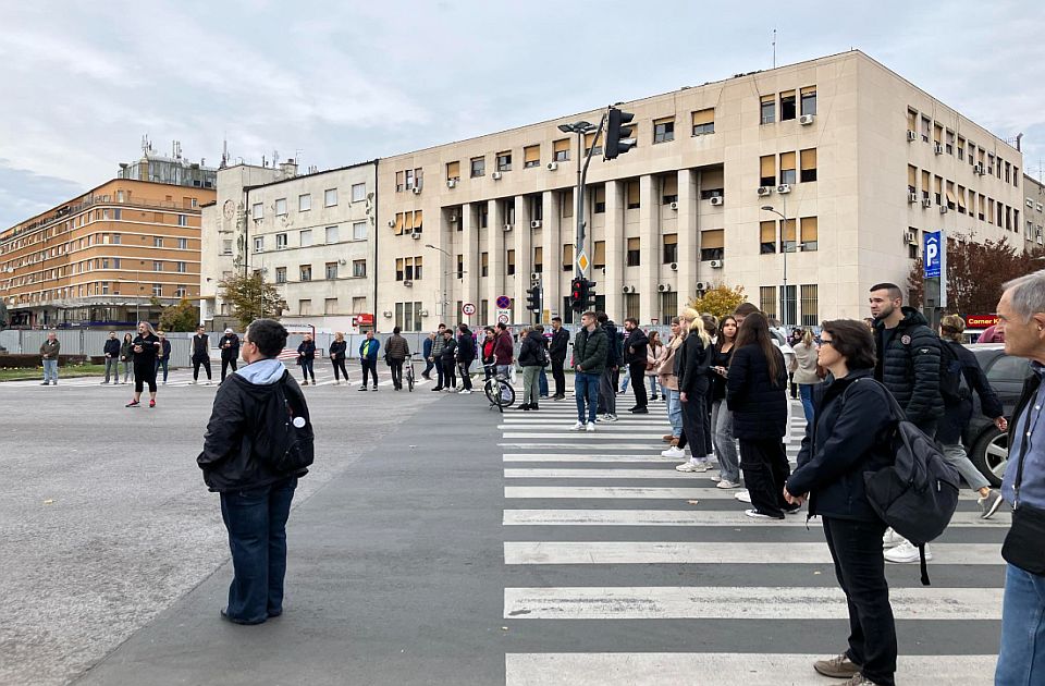 VIDEO: Novosađani odali poštu studentkinji koja je umrla od povreda zadobijenih u padu nadstrešnice