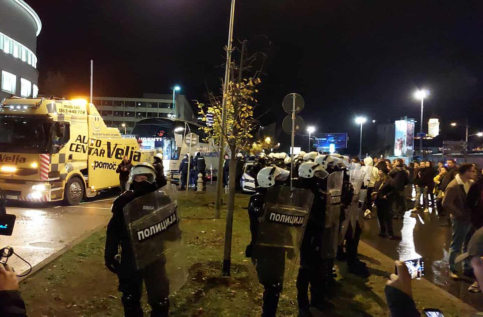 MUP tvrdi da policija ispred Banovine postupa profesionalno: O policajcu koji tuče žene ni reči