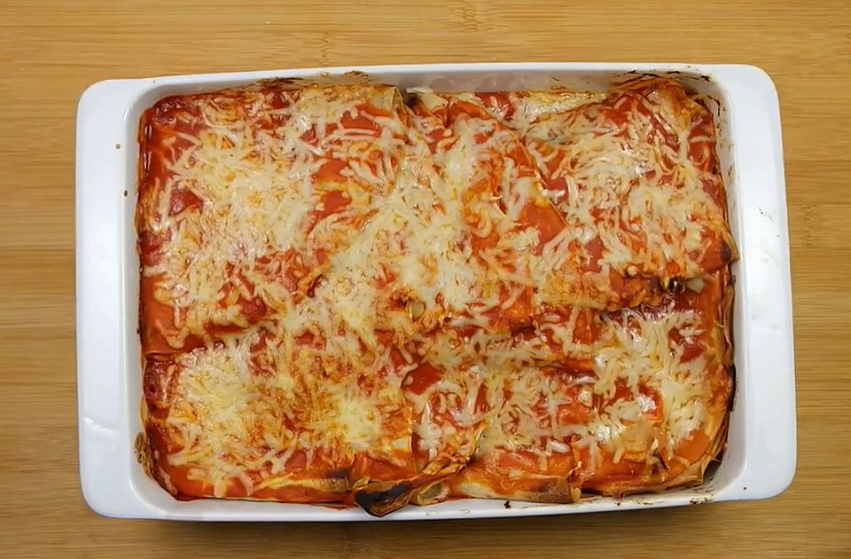 Savršene za večeru: Zapečene palačinke sa paradajz sosom, sirom i origanom 