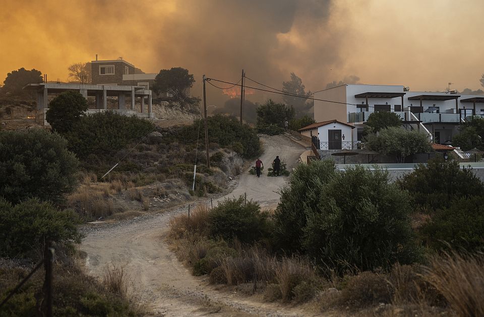 Požari i dalje pustoše Rodos i Krf, a za danas najavljena temperatura od 45 stepeni