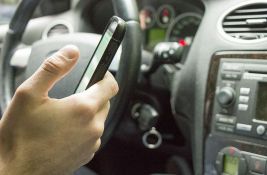 Više od 58.000 vozača kažnjeno zbog nepropisnog korišćenja telefona tokom vožnje