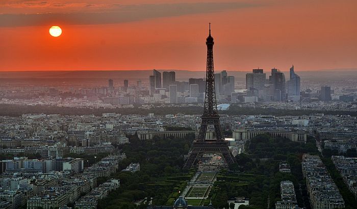 Muke Parižana sa stanovima za iznajmljivanje turistima