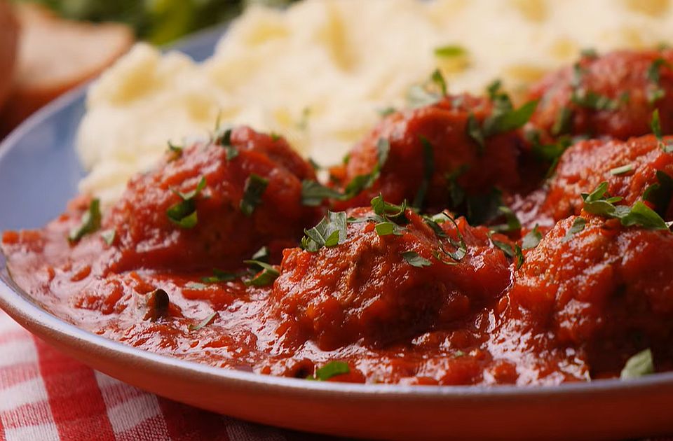 Predlog za ručak: Ćufte sa origanom u paradajz sosu + pire krompir