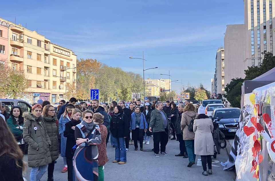 FOTO, VIDEO: Novosadski profesori došli kod Banovine da podrže Jaćimoviće koji štrajkuju glađu